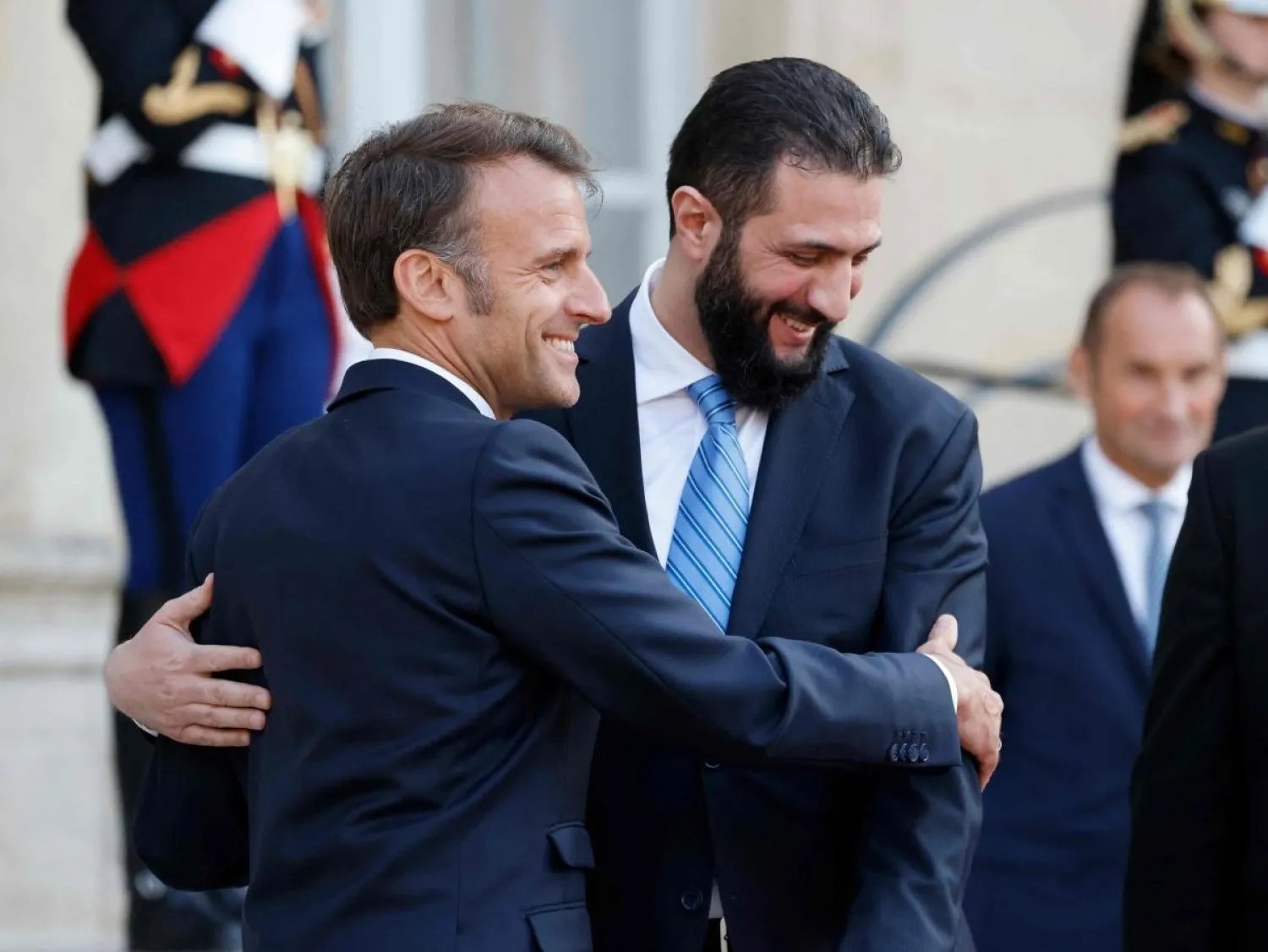 الرئيس الفرنسي إيمانويل ماكرون ونظيره السوري أحمد الشرع يتصافحان بحرارة بعد انتهاء مؤتمرهما الصحافي المشترك في قصر الإليزيه (أرشيفية - أ.ف.ب)