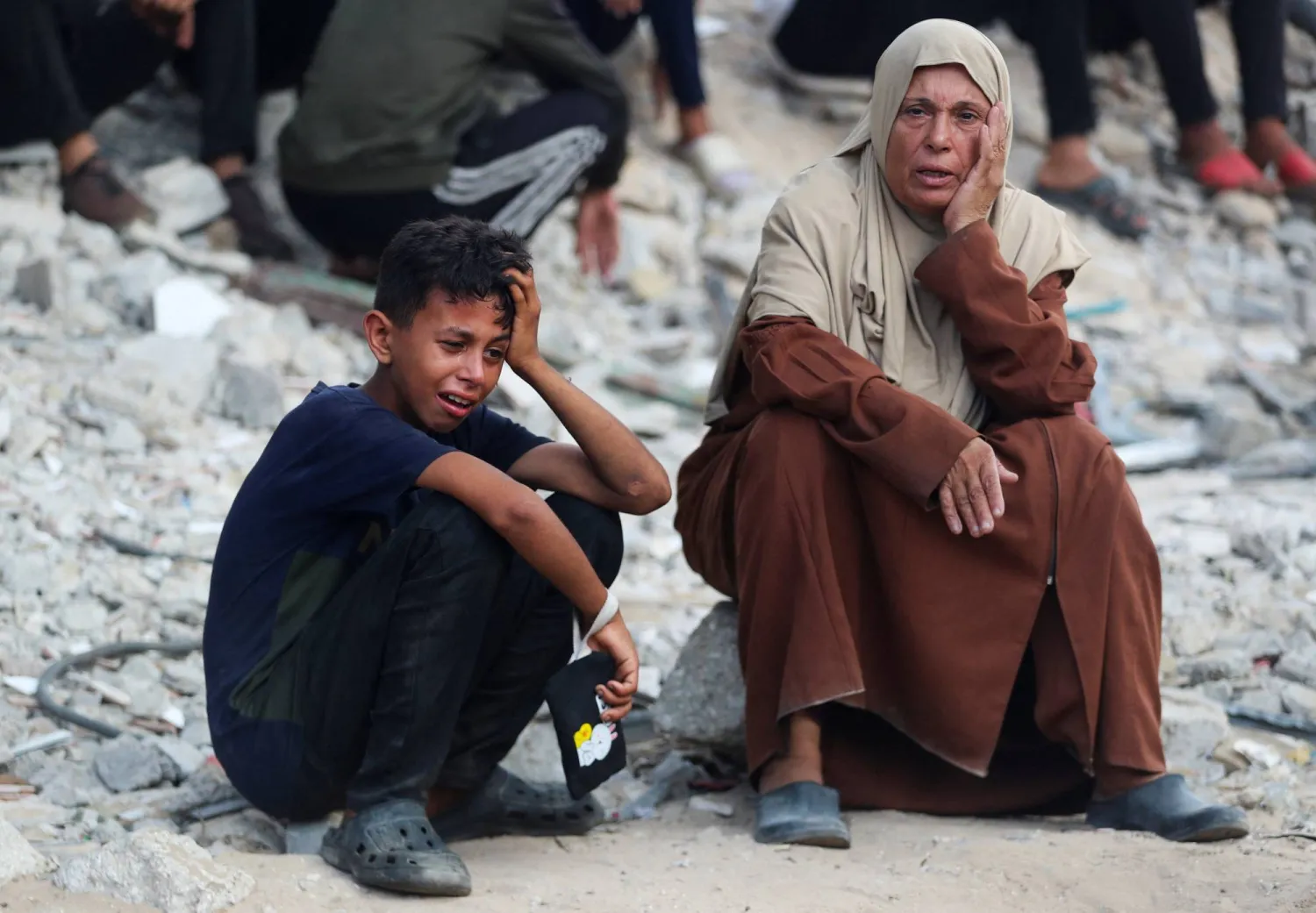 حزن وبكاء في جنازة فلسطينيين أمس قتلوا بالرصاص الإسرائيلي أثناء انتظارهم للحصول على المعونات في مدينة غزة (رويترز)