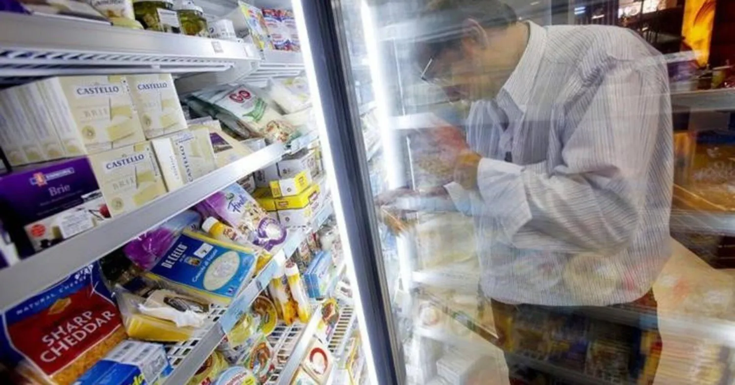 توفي النادل بعد تناول قضمة من جبن الموزاريلا (رويترز)