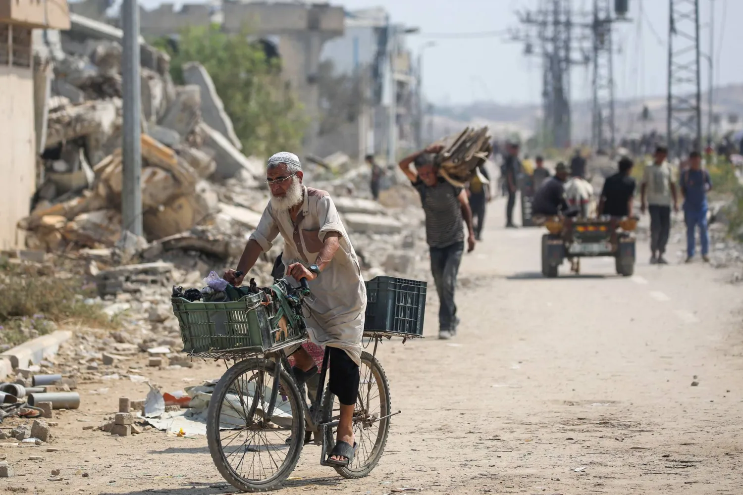نازح فلسطيني في مخيم النصيرات حصل على طرد مساعدات إنسانية (أ.ف.ب)