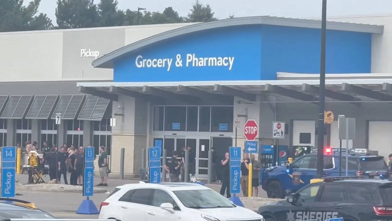 أفراد الطوارئ يقفون خارج متجر «وول مارت» حيث وقعت حادثة طعن في ترافيرس سيتي بولاية ميشيغان الأميركية (رويترز)