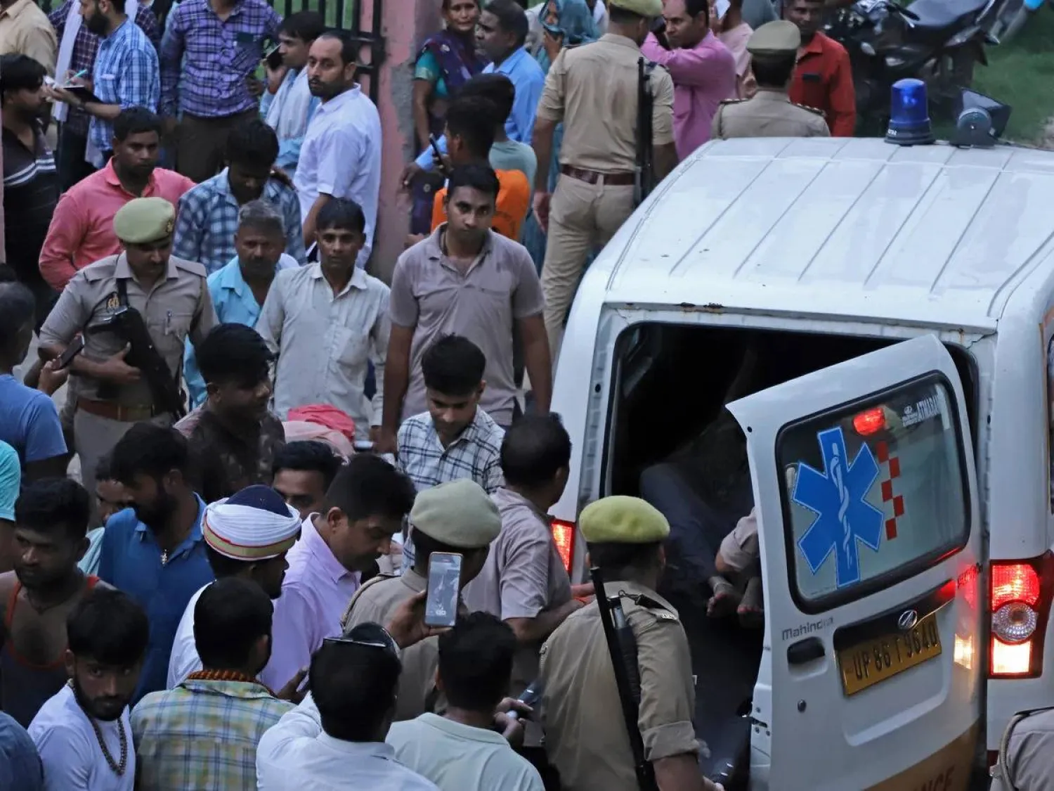 سيارة إسعاف تنقل مصابين في حادث تدافع سابق بالهند (أرشيفية - إ.ب.أ)