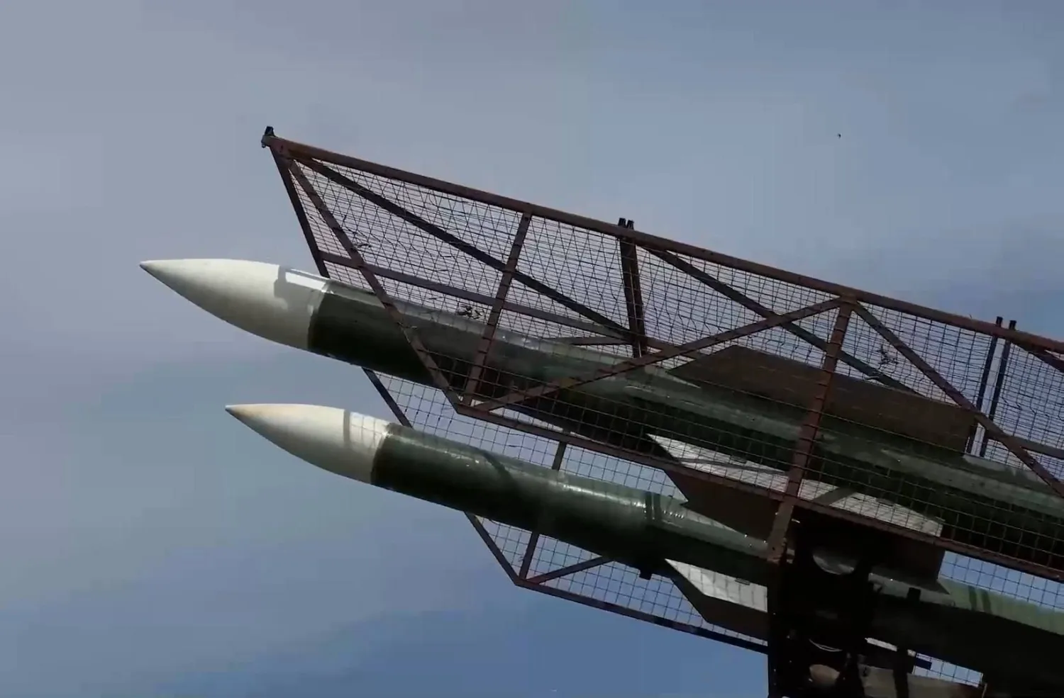 صواريخ دفاع جوي روسية تحت غطاء شبكي لحمايتها من هجمات الطائرات المسيّرة (وزارة الدفاع الروسية)