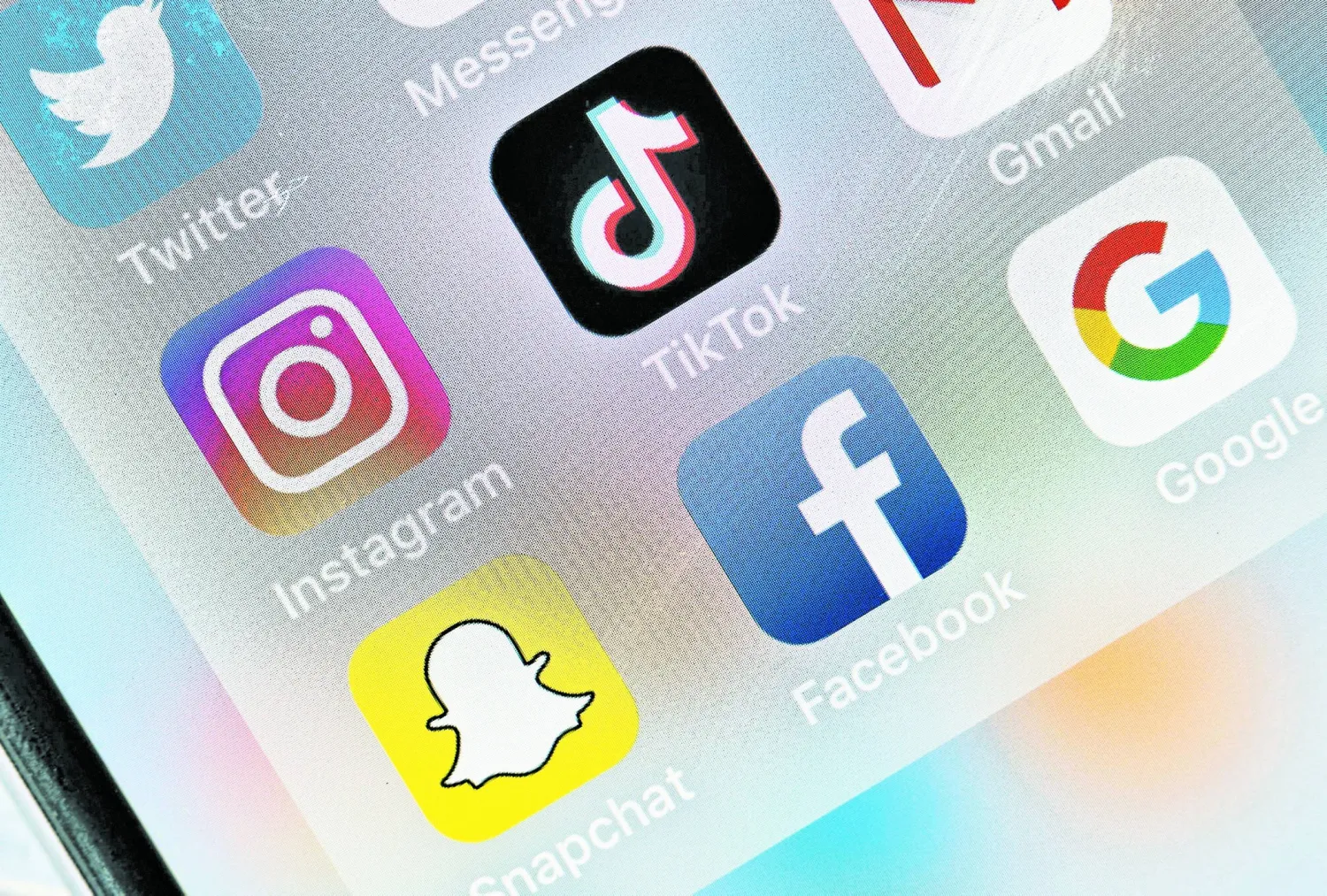 إقبال من المتطرفين على منصات التواصل الاجتماعي (أ.ف.ب)