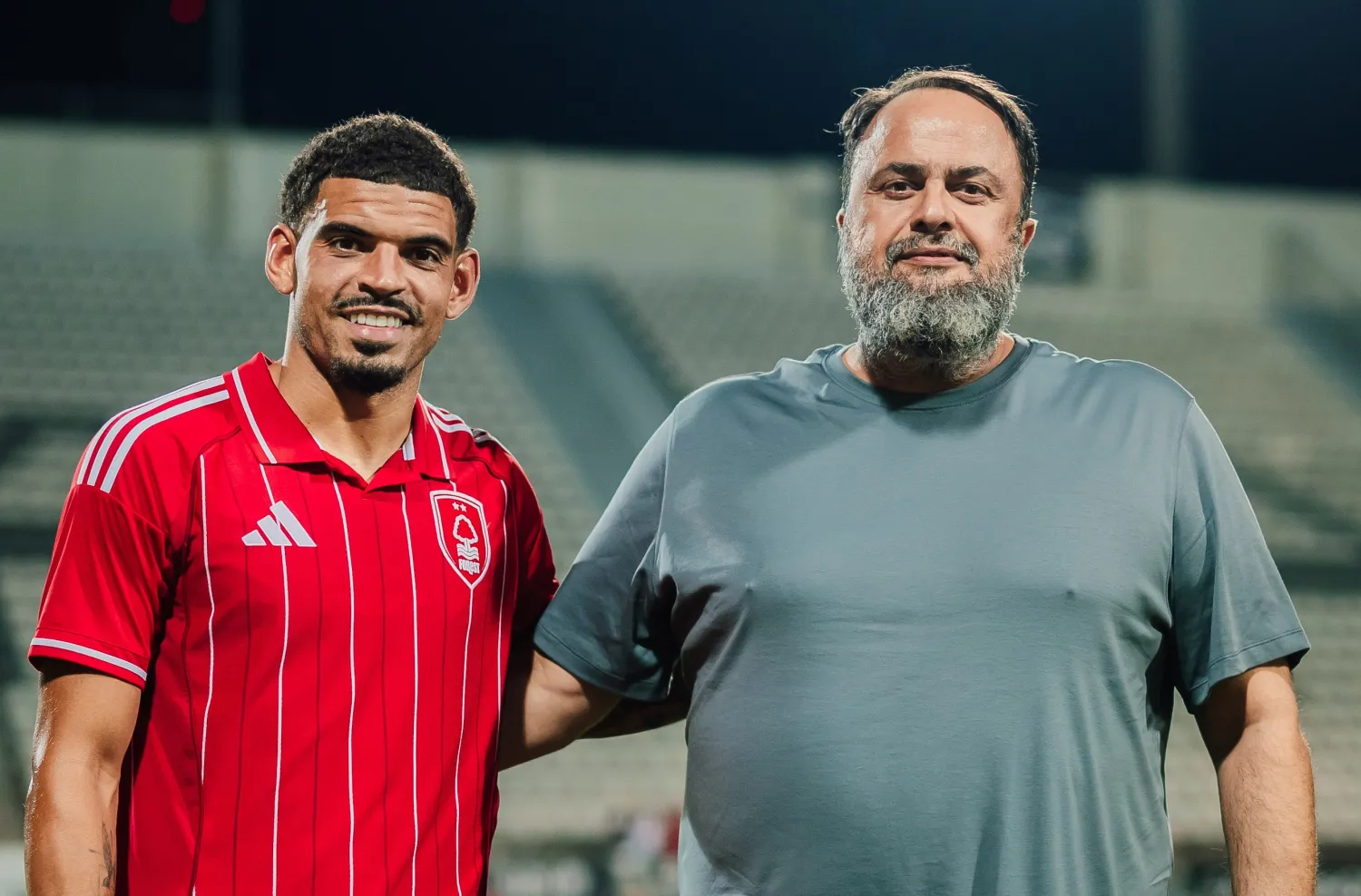  مالك نوتنغهام إيفانغيلوس ماريناكيس، مع توقيع مورغان غيبس وايت على صفقة قياسية مع النادي تمتد حتى صيف عام 2028 (نادي نوتنغهام)