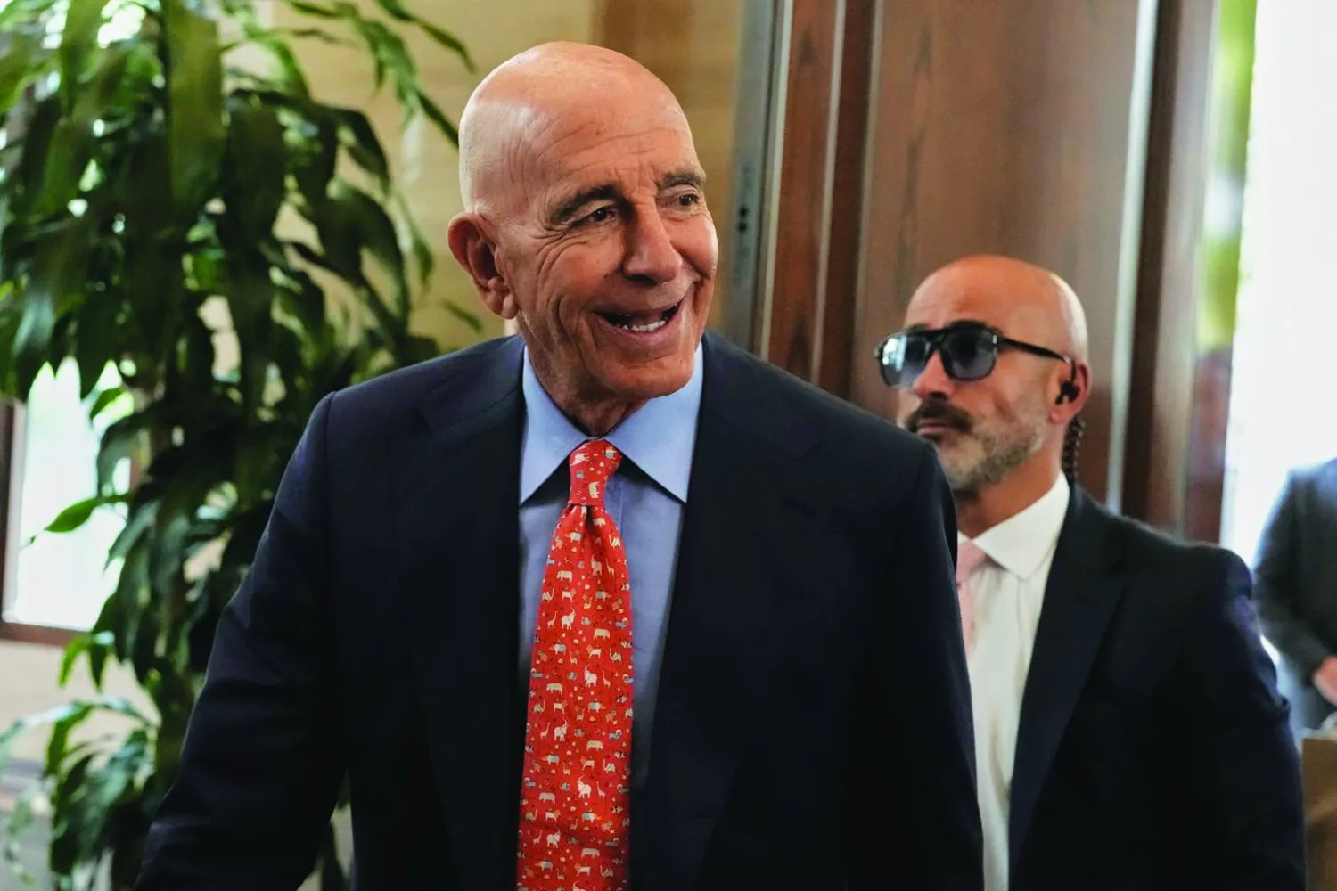 السفير الأميركي لدى تركيا والمبعوث الرئاسي إلى لبنان توم برَّاك لدى وصوله إلى مقر رئيس مجلس النواب اللبناني نبيه بري الثلاثاء (أ.ب)