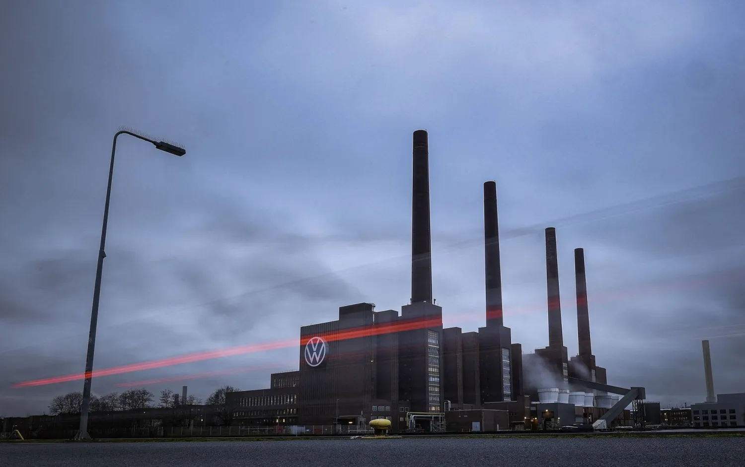 محطة توليد الطاقة في المقر الرئيسي لشركة «فولكس فاغن» الألمانية لصناعة السيارات في فولفسبورغ شمال ألمانيا (أ.ف.ب)