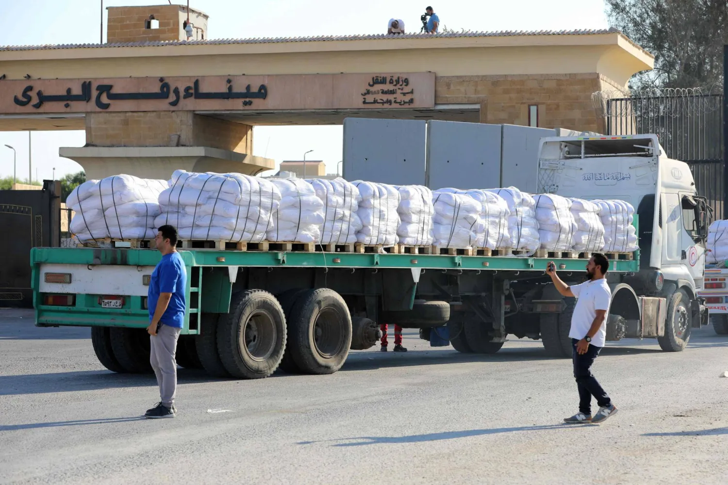 بدء دخول قوافل مساعدات إلى قطاع غزة عبر معبر رفح