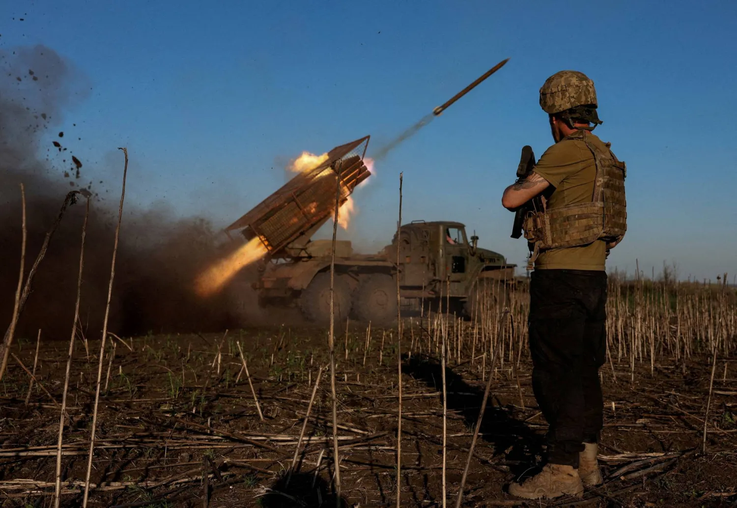 FILE PHOTO: Ukrainian service members of the 25th Sicheslav Airborne Brigade fire a BM-21 Grad multiple rocket launch system towards Russian troops near the frontline town of Pokrovsk, amid Russia's attack on Ukraine, in Donetsk region, Ukraine April 19, 2025. REUTERS/Anatolii Stepanov/File Photo/File Photo