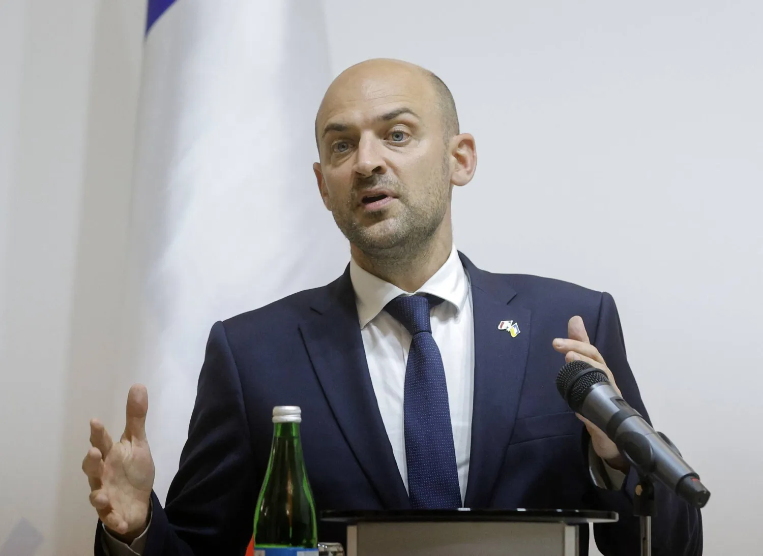 وزير الخارجية الفرنسي جان نويل بارو خلال مؤتمر صحافي في كييف (إ.ب.أ)