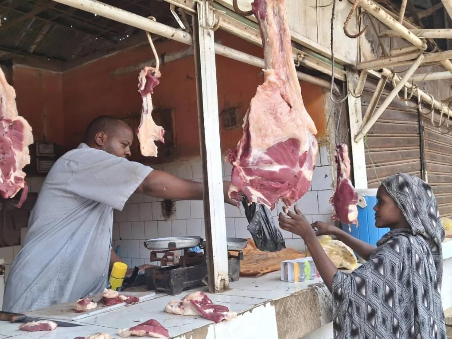 جزار في «سوق أم درمان»... (الشرق الأوسط)