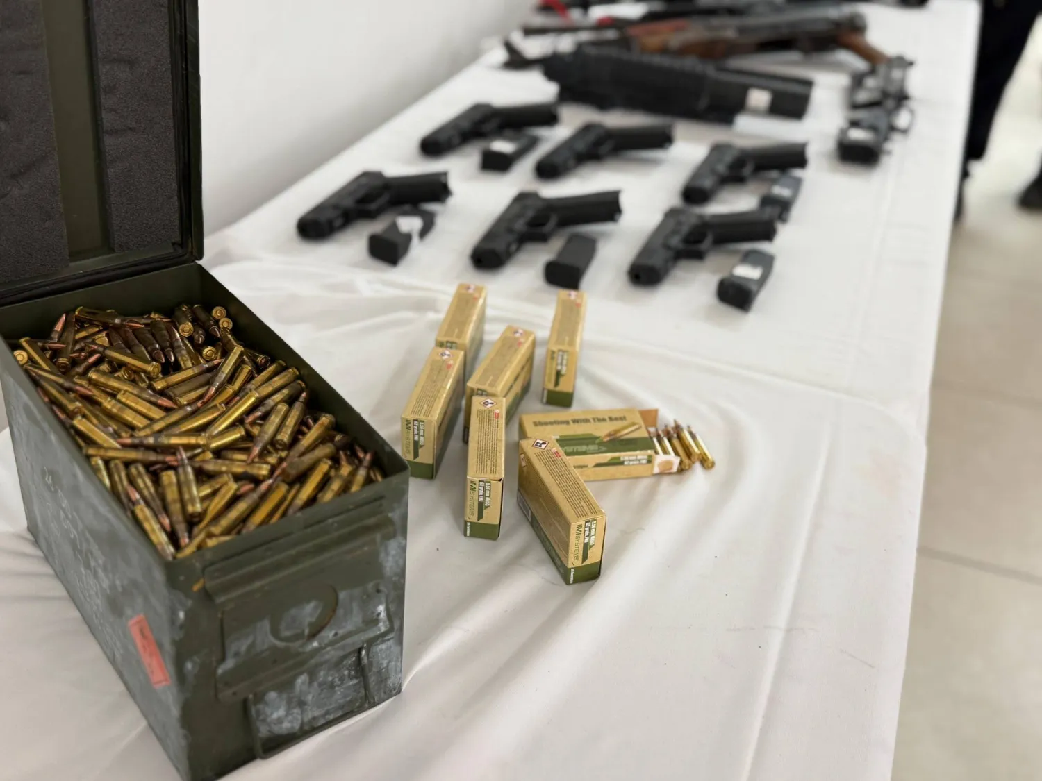 صورة أسلحة ضبطتها الشرطة الإسرائيلية في عملية سرية (الشرطة)