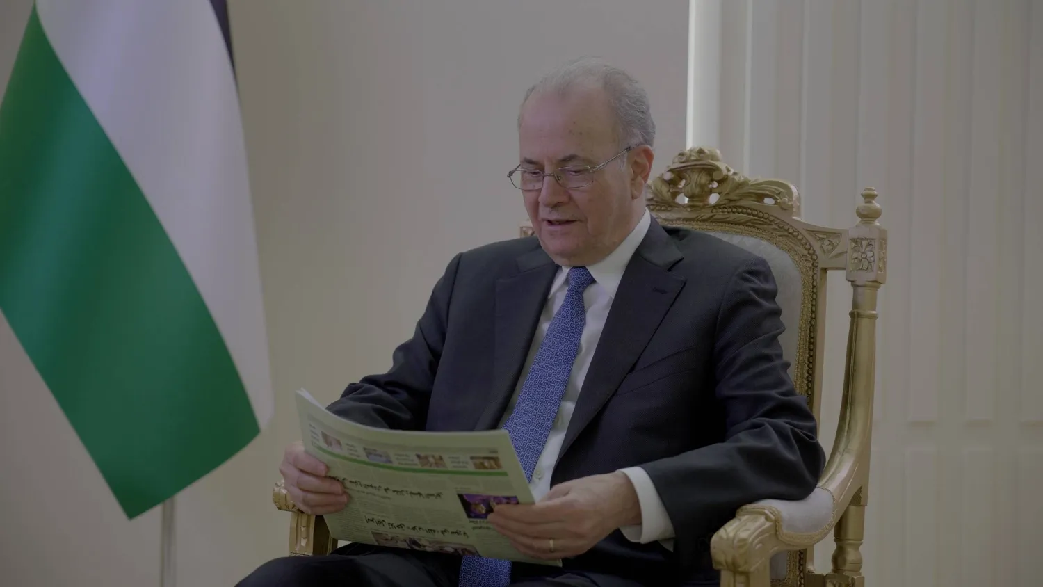 رئيس الوزراء الفلسطيني محمد مصطفى خلال حديث مع «الشرق الأوسط» (تصوير: تركي العقيلي)