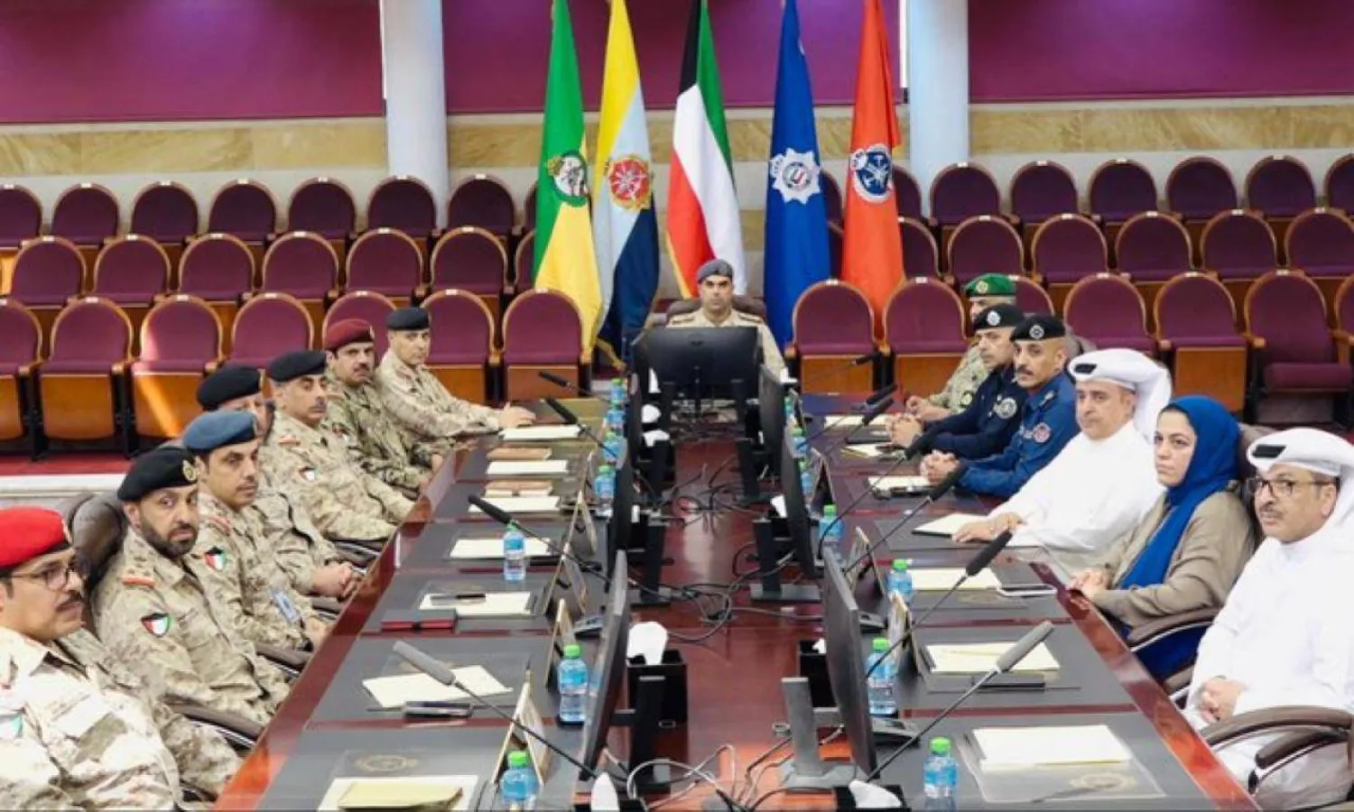 نائب رئيس الأركان العامة للجيش الكويتي اللواء الركن طيار صباح جابر الصباح خلال ترؤسه اجتماعاً تنسيقياً لبحث سبل الاستفادة من رحلات الاستطلاع الجوي لطائرة «البيرقدار» (الجيش الكويتي)