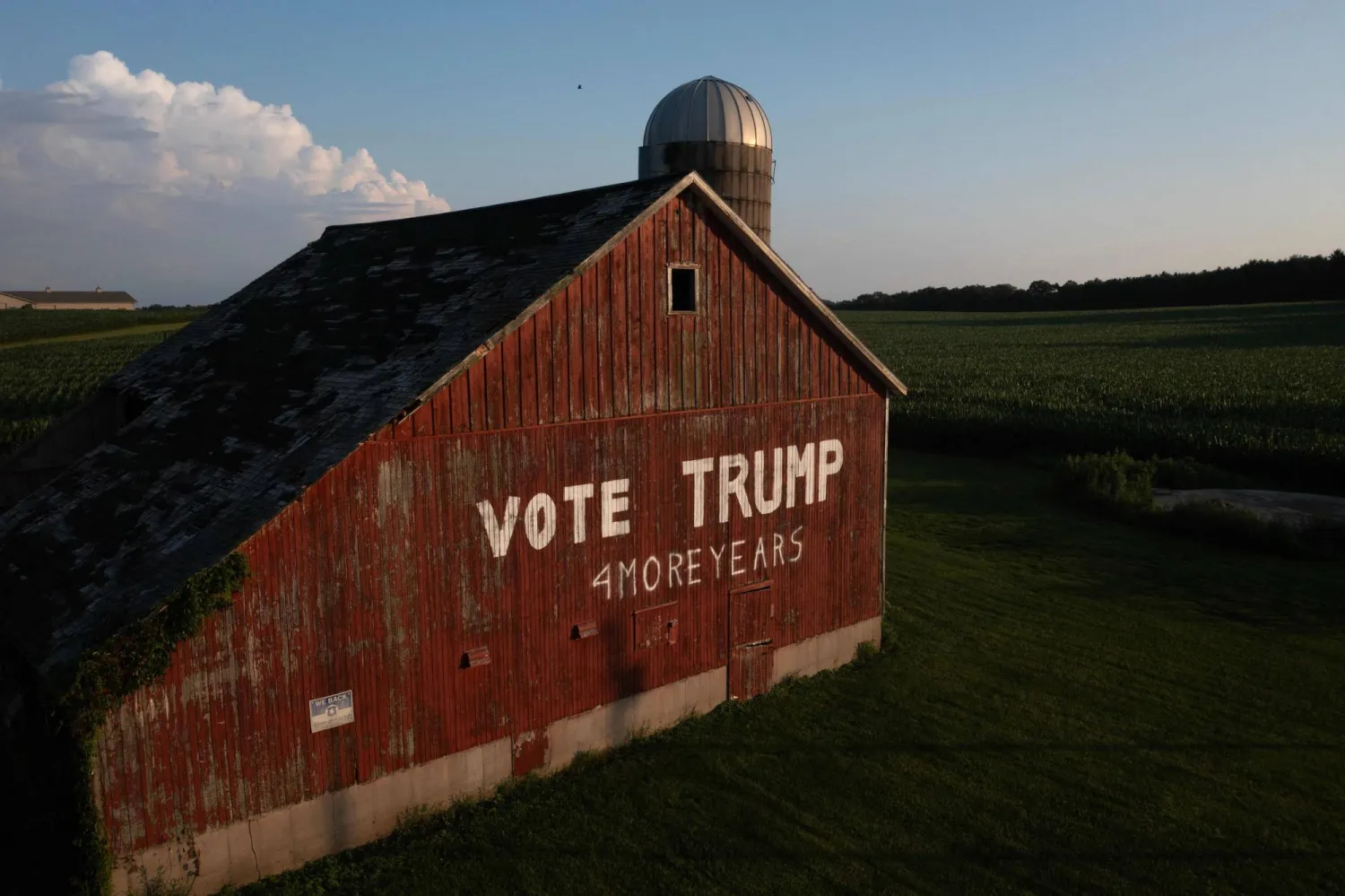 مزرعة في كلينتون بولاية ويسكونسون يدعم أصحابها الرئيس الأميركي ترمب (أ.ف.ب)