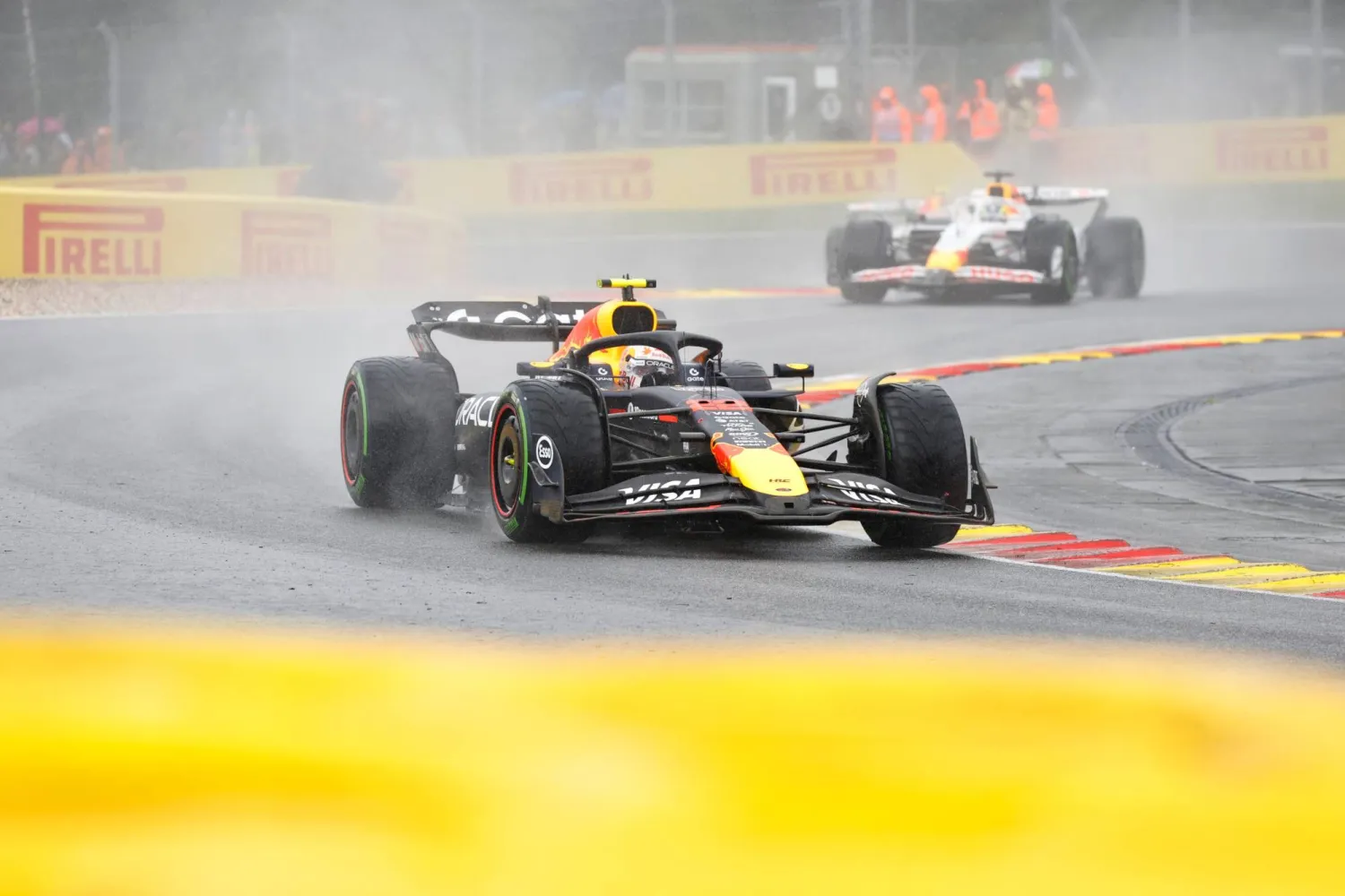 السيارات عادت إلى منطقة الصيانة بعد رفع العلم الأحمر (أ.ف.ب)