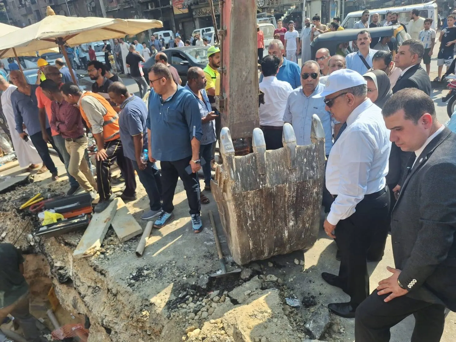 وزير الكهرباء المصري محمود عصمت خلال تفقد أعمال إصلاح العطل الكهربائي بمحافظة الجيزة (وزارة الكهرباء)