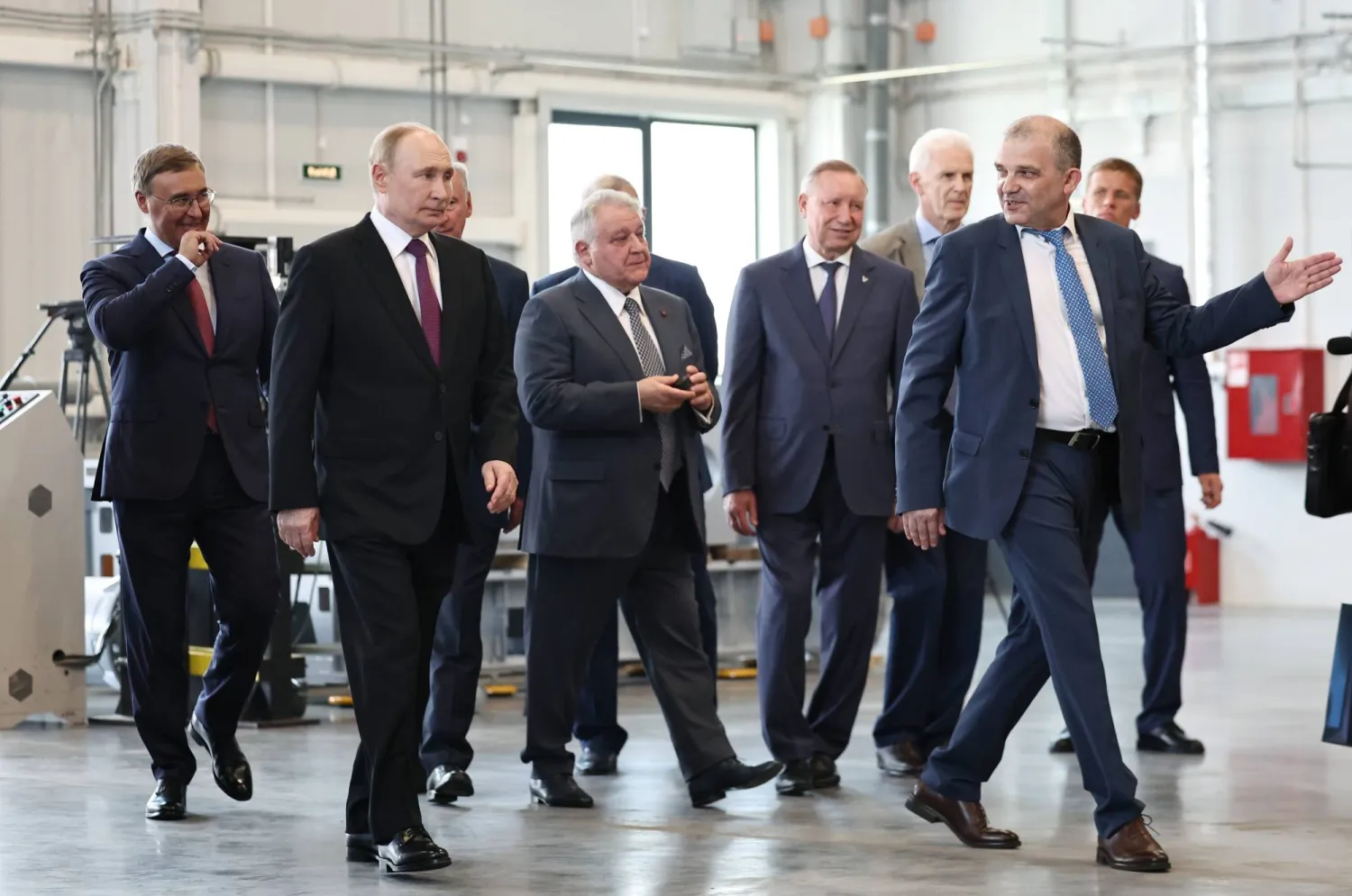 الرئيس الروسي فلاديمير بوتين يتجول في «جامعة سان بطرسبرغ التقنية البحرية» خلال فعاليات الاحتفال بـ«يوم البحرية»... (إ.ب.أ)