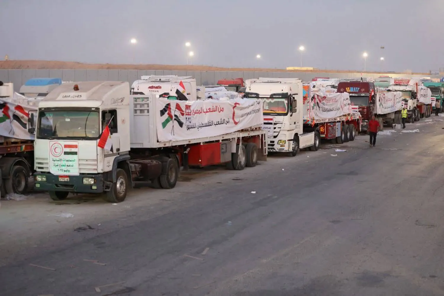 شاحنات محملة بالمساعدات الإنسانية في طريقها إلى قطاع غزة (مجلس الوزراء المصري)