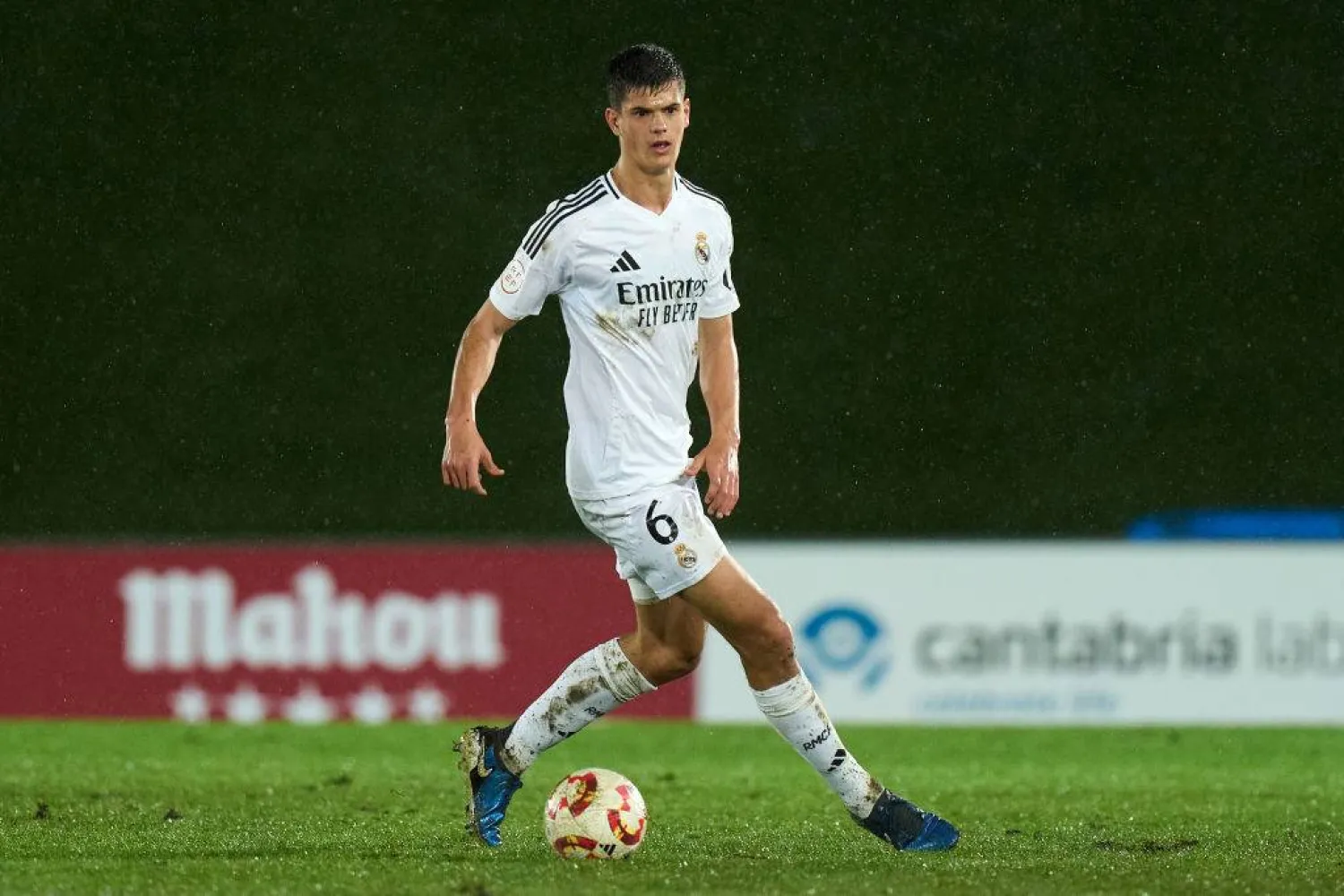 لاعب خط الوسط الشاب الإسباني تشيما أندريس (نادي ريال مدريد)