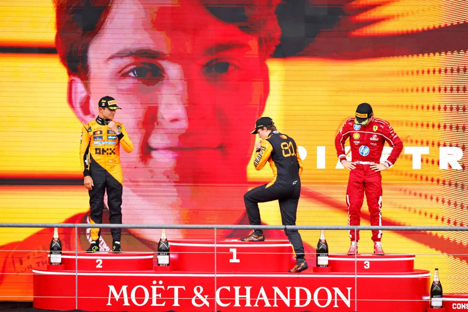 أوسكار بياستري يتصدر منصة التتويج في بلجيكا إلى جوار زميله في «مكلارين» لاندو نوريس وسائق «فيراري» شارل لوكلير (أ.ف.ب)