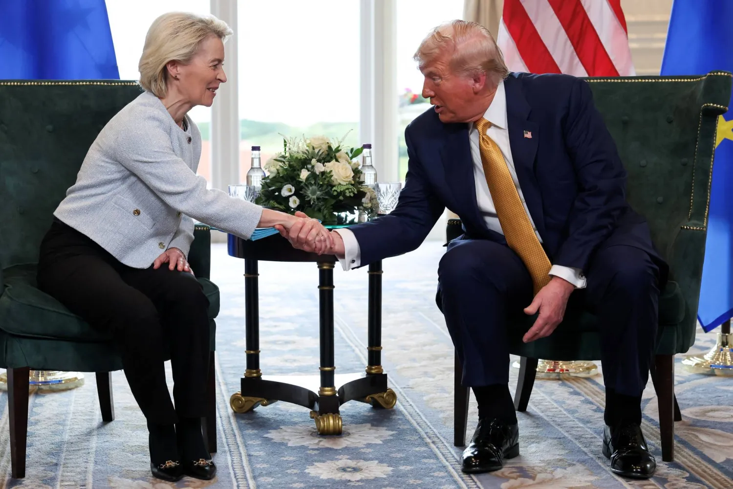 ترمب وفون دير لاين يتصافحان في بداية لقائهما تيرنبيري اسكتلندا (رويترز)