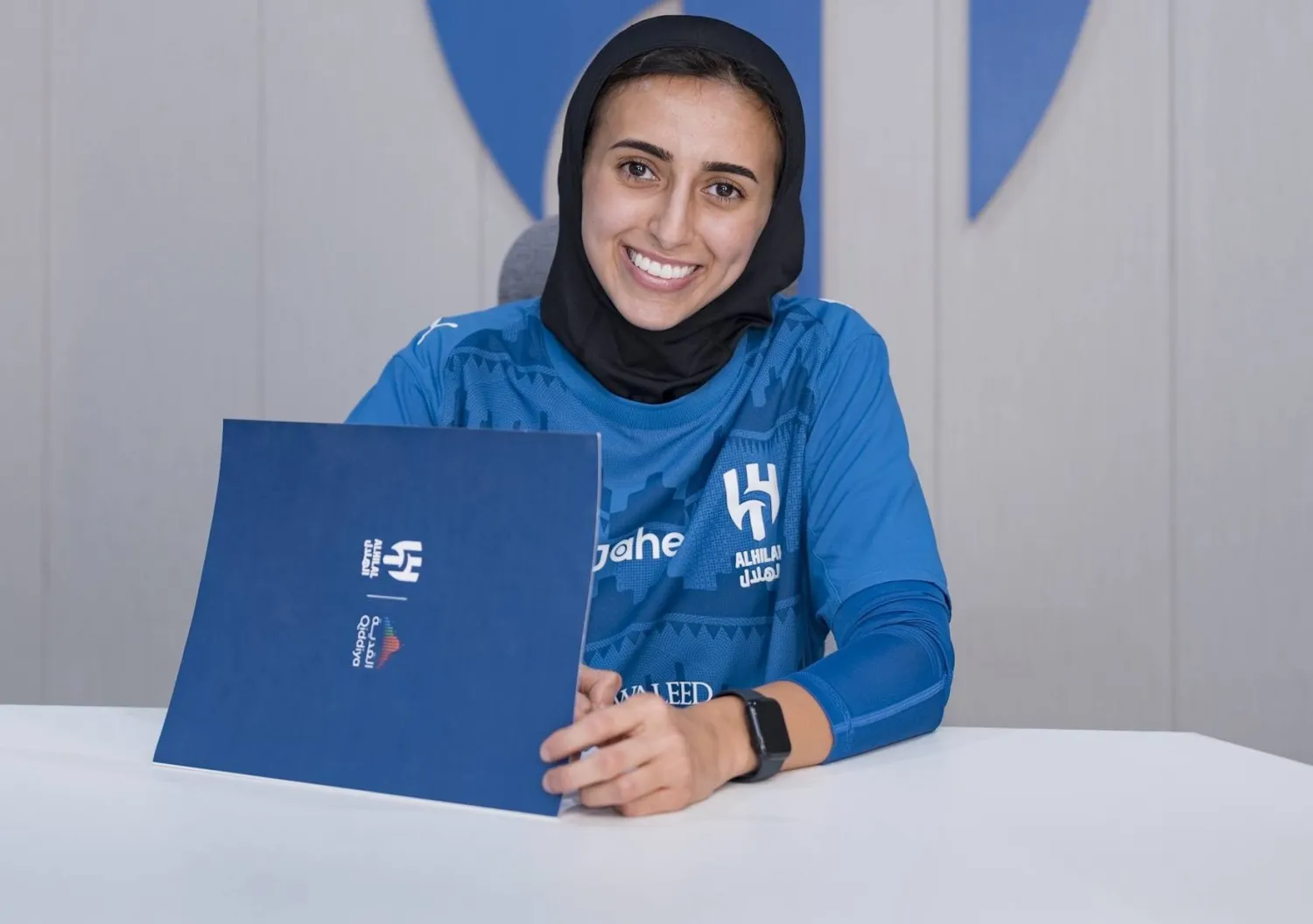 موضي عبد المحسن خلال توقيع العقد (نادي الهلال)