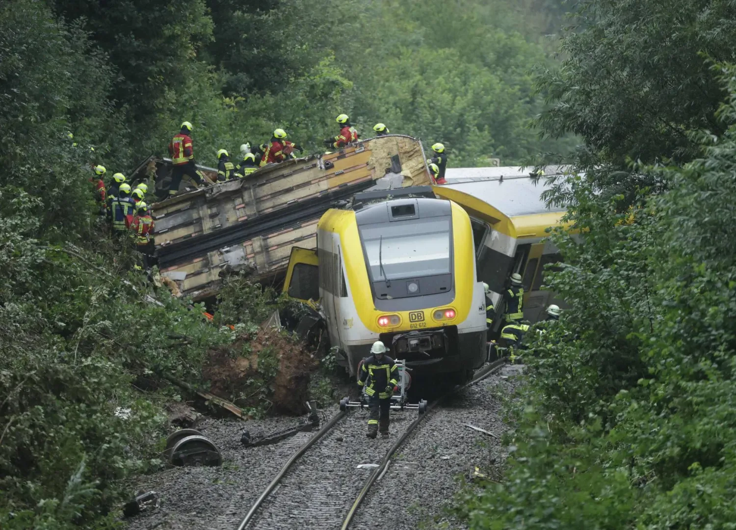 Almanya'nın güneybatısında yolcu treni raydan çıktı (DPA)