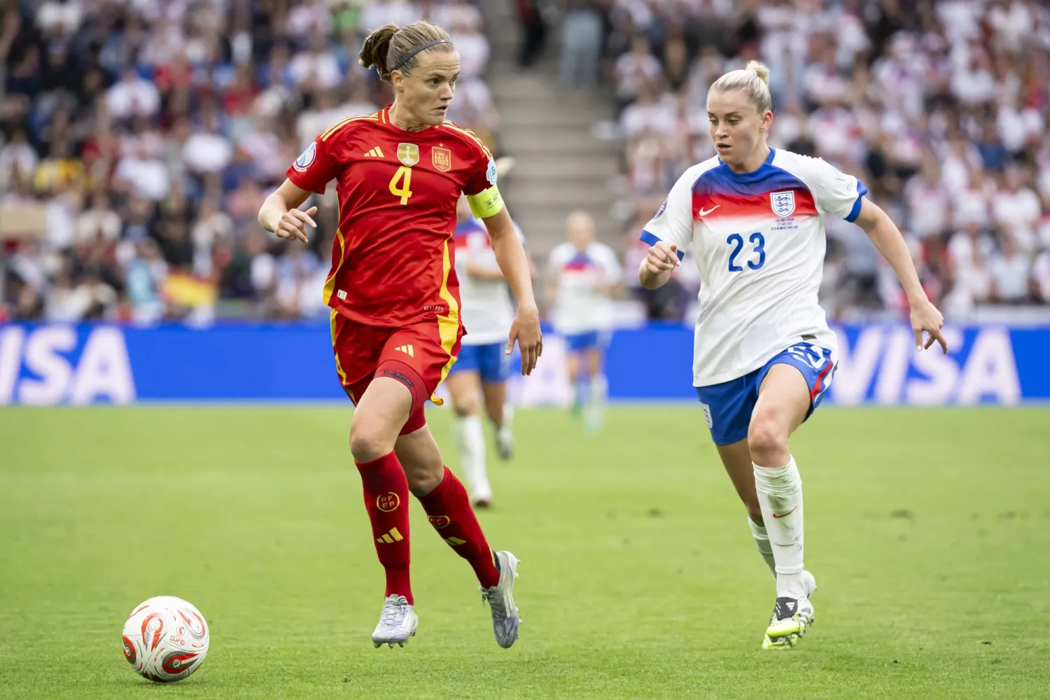  إيرين باريديس، قائدة منتخب إسبانيا في سباق على الكرة مع أليسيا روسو لاعبة إنجلترا (إ.ب.أ)