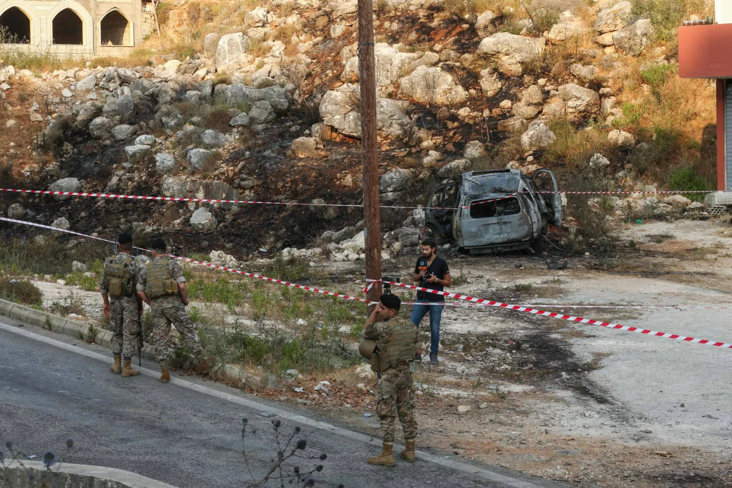 عناصر من الجيش اللبناني قرب موقع تعرّض لهجوم بمسيّرة إسرائيلية في بلدة النميرية بجنوب لبنان 9 يونيو 2025 (أ.ف.ب)