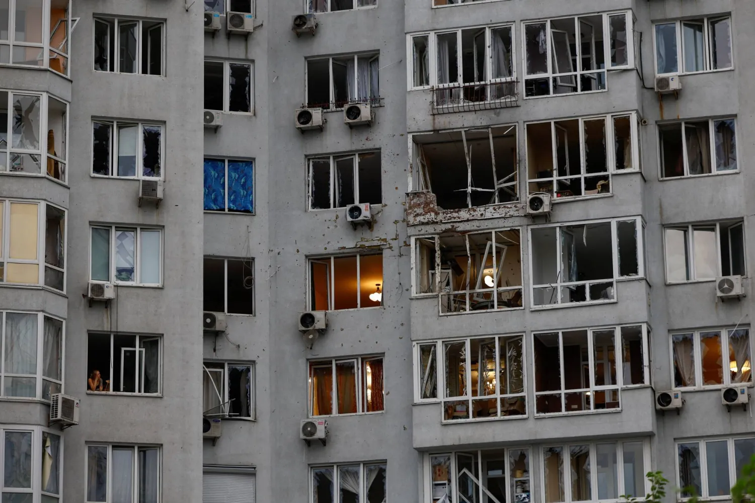 مبنى سكني تضرر خلال غارة روسية بطائرة من دون طيار على أوكرانيا في كييف (رويترز)