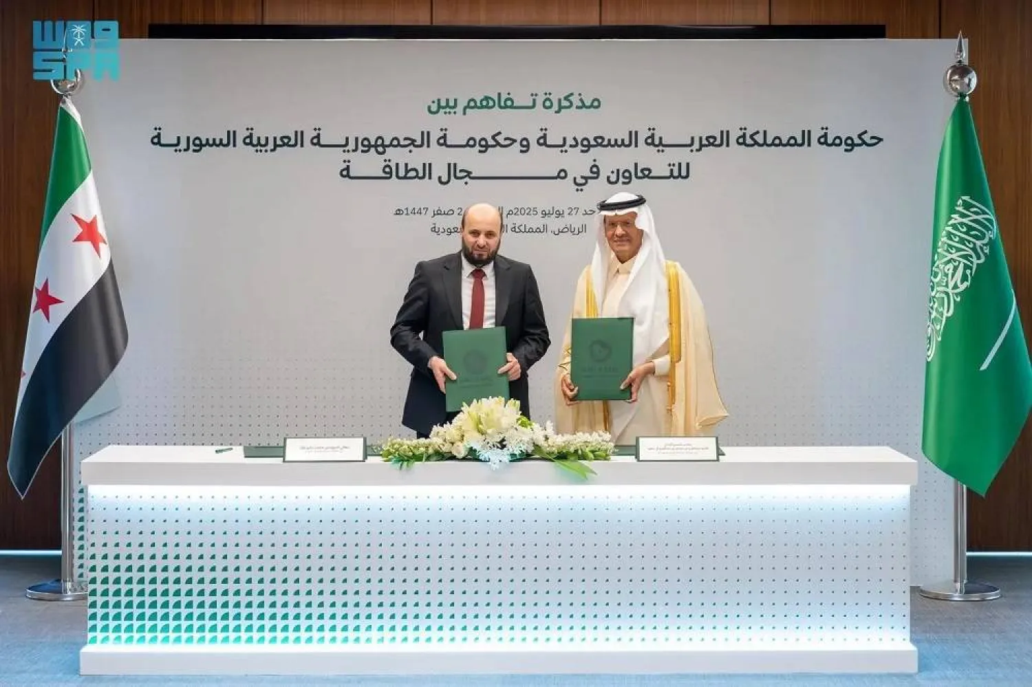 Saudi Minister of Energy Prince Abdulaziz bin Salman bin Abdulaziz and Syrian Minister of Energy Mohammad al-Bashir meet in Riyadh on Sunday. (SPA)