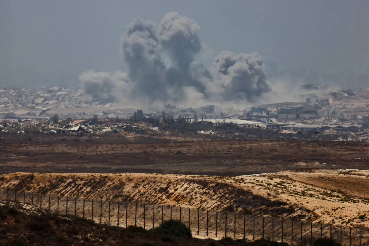 تصاعد الدخان جرَّاء الغارات الإسرائيلية على قطاع غزة (رويترز)