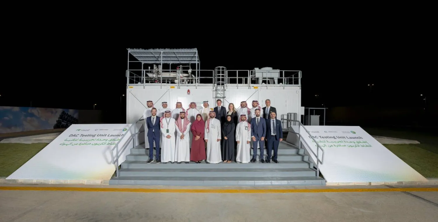 وزير الطاقة السعودي يتوسط فريق العمل خلال تدشين أول وحدة تجريبية لالتقاط الكربون من الهواء (كابسارك)