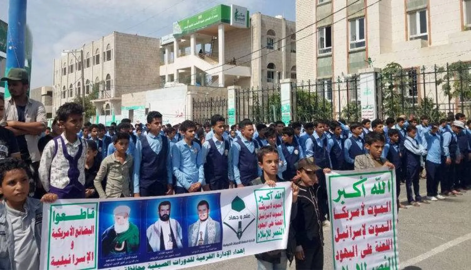 جانب من مسيرة طلابية نظَّمها الحوثيون تجوب أحد شوارع حجة (إعلام حوثي)