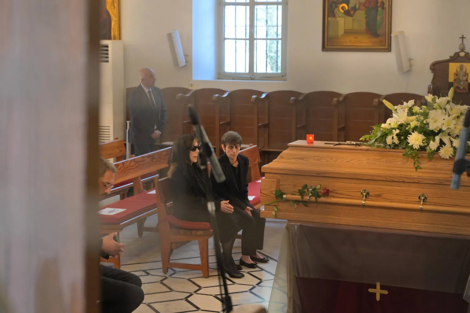 فيروز أمام نعش نجلها زياد الرحباني خلال مراسم التشييع اليوم (الشرق الأوسط)