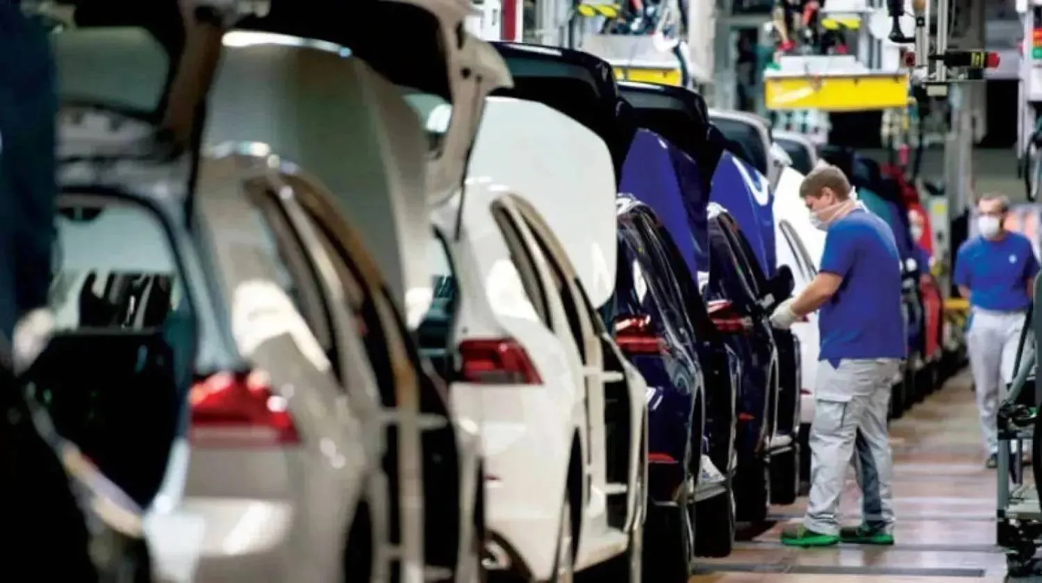 عمال على أحد خطوط الإنتاج بمصنع سيارات في ألمانيا (رويترز)