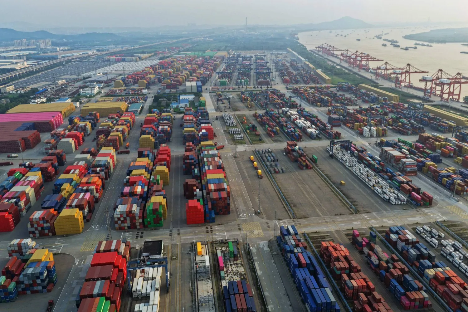 آلاف الحاويات المعدَّة للتصدير في ميناء نانجينغ شرق الصين (أ.ف.ب)