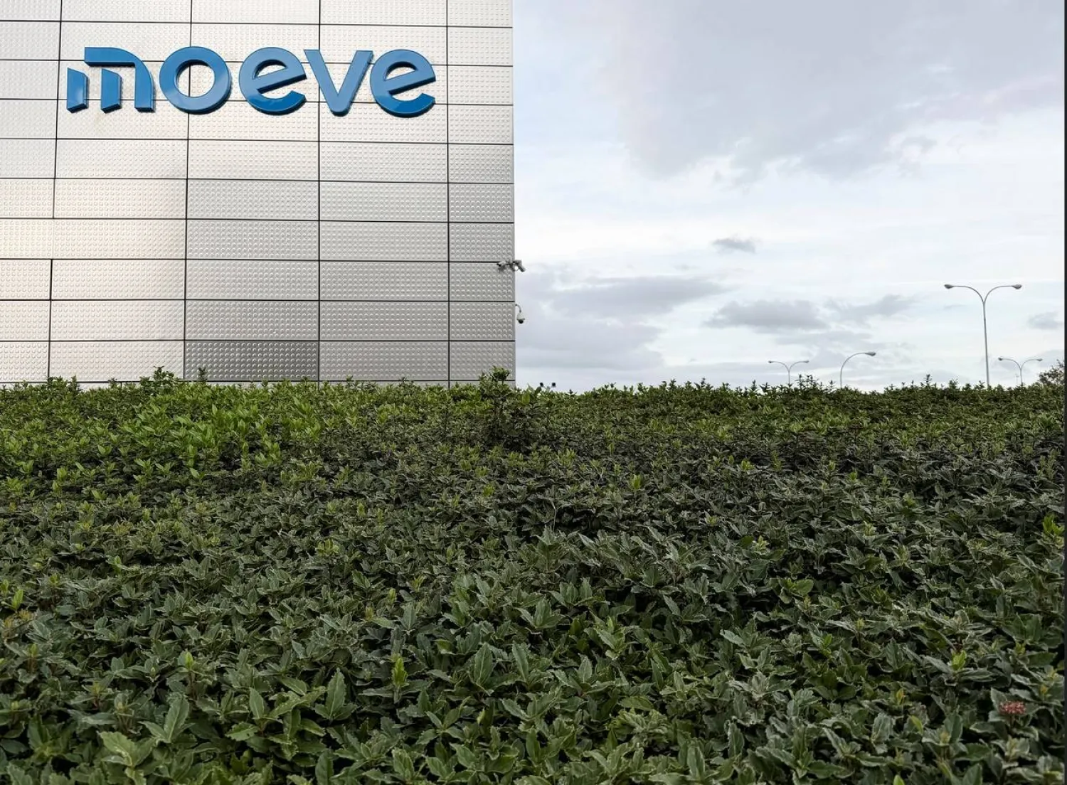 مقر «مويفي» ثاني أكبر شركة نفط في إسبانيا (رويترز)