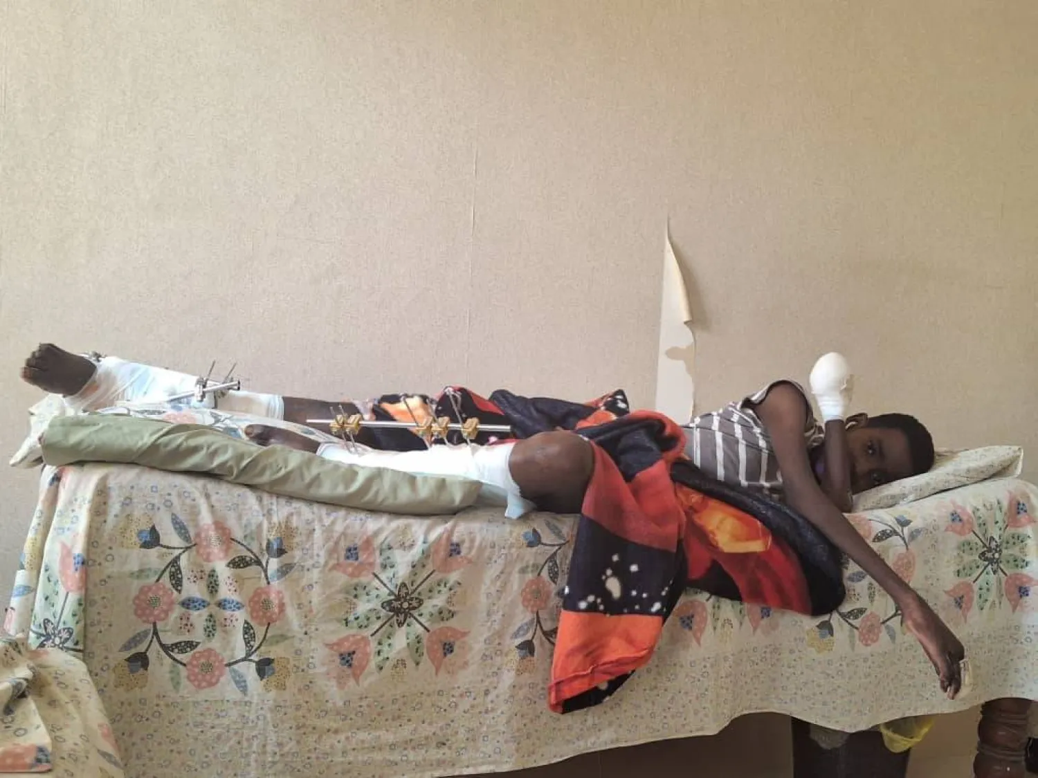 الطفل مؤزر منذر يرقد دون حراك (الشرق الأوسط)