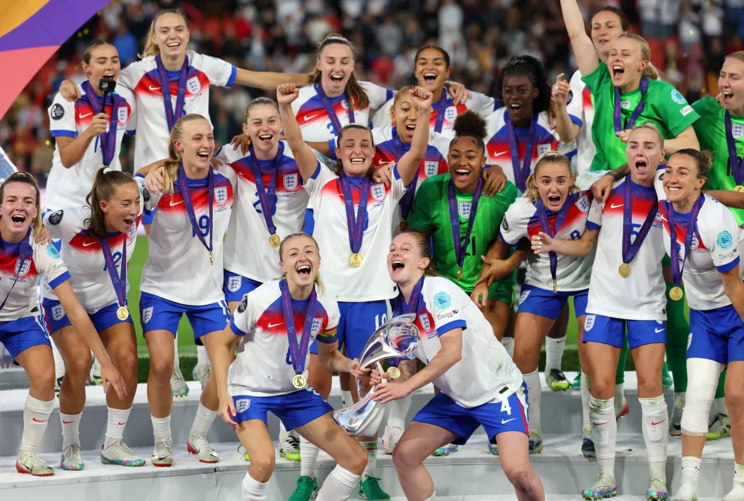 لاعبات منتخب إنجلترا لحظة رفع كأس أمم أوروبا للسيدات (رويترز)