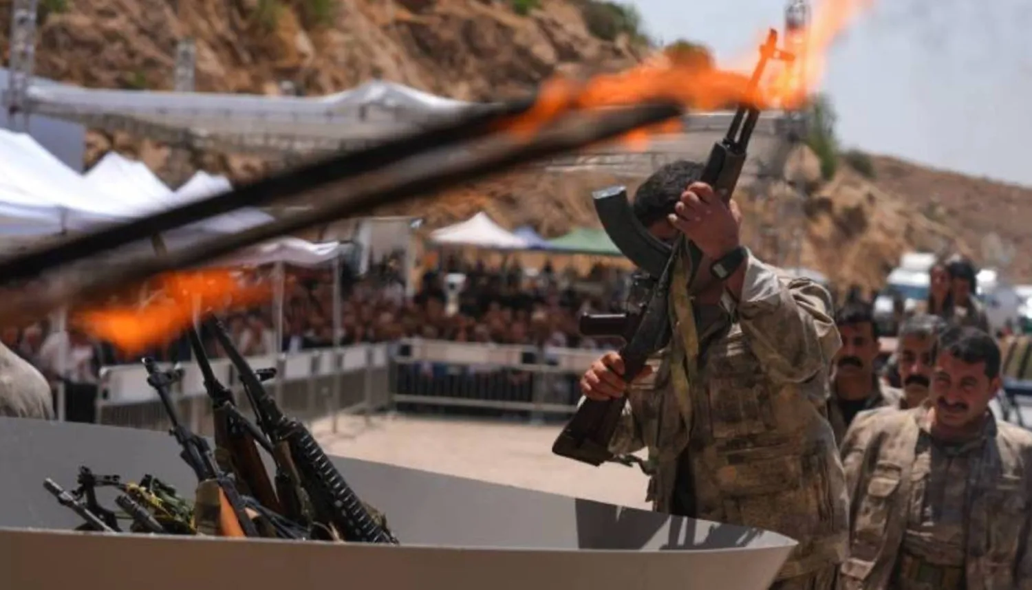عناصر من «حزب العمال الكردستاني» أثناء مراسم رمزية لتدمير الأسلحة في السليمانية شمال العراق في 11 يوليو (رويترز)