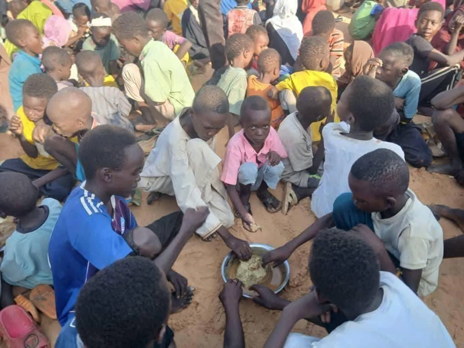 أطفال يتناولون وجبة مشتركة (فيس بوك)