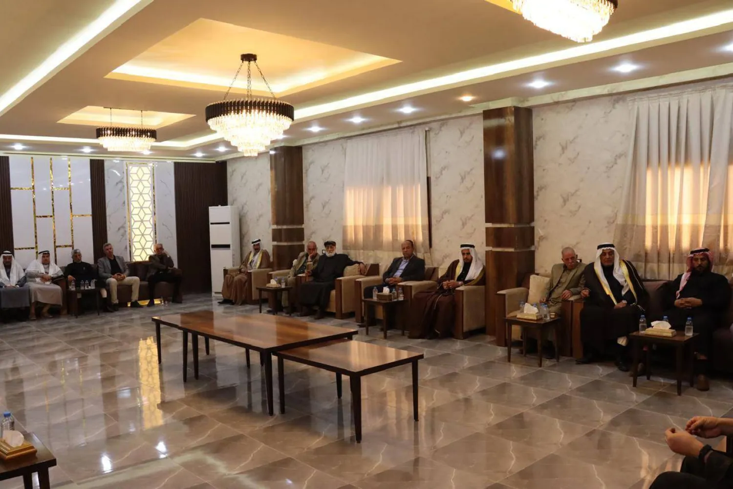 قائد (قوات سوريا الديمقراطية) مظلوم عبدي التقى ممثلي ريف دير الزور في قاعدة التحالف الدولي شمال شرقي سوريا (قسد)