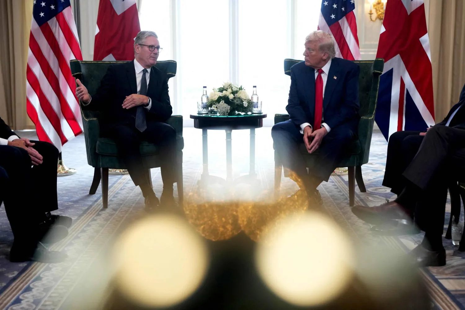 الرئيس الأميركي دونالد ترمب خلال الاجتماع مع رئيس الوزراء البريطاني كير ستارمر (أ.ف.ب)