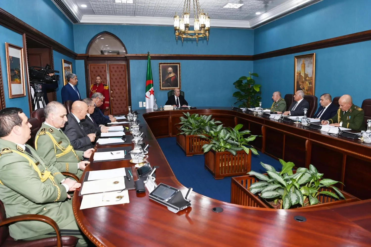 اجتماع الرئيس تبون بأبرز المسؤولين المدنيين والعسكريين في 21 أبريل 2025 (الرئاسة)