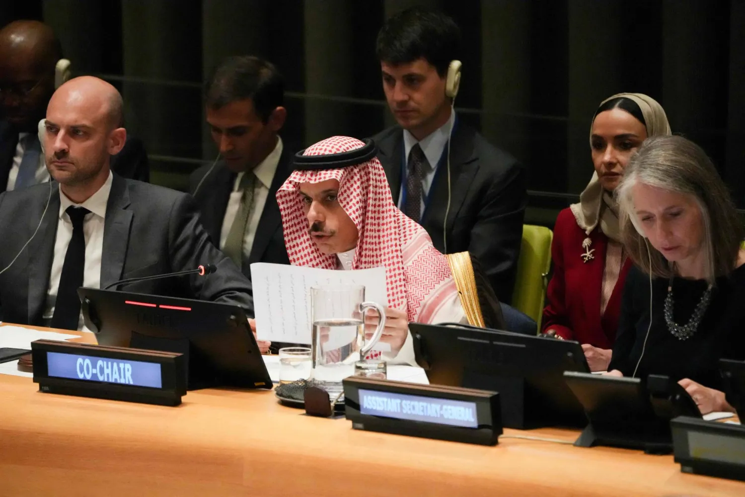 وزير الخارجية السعودي الأمير فيصل بن فرحان خلال كلمته في «مؤتمر حل الدولتين» بمدينة نيويورك الاثنين (أ.ف.ب)