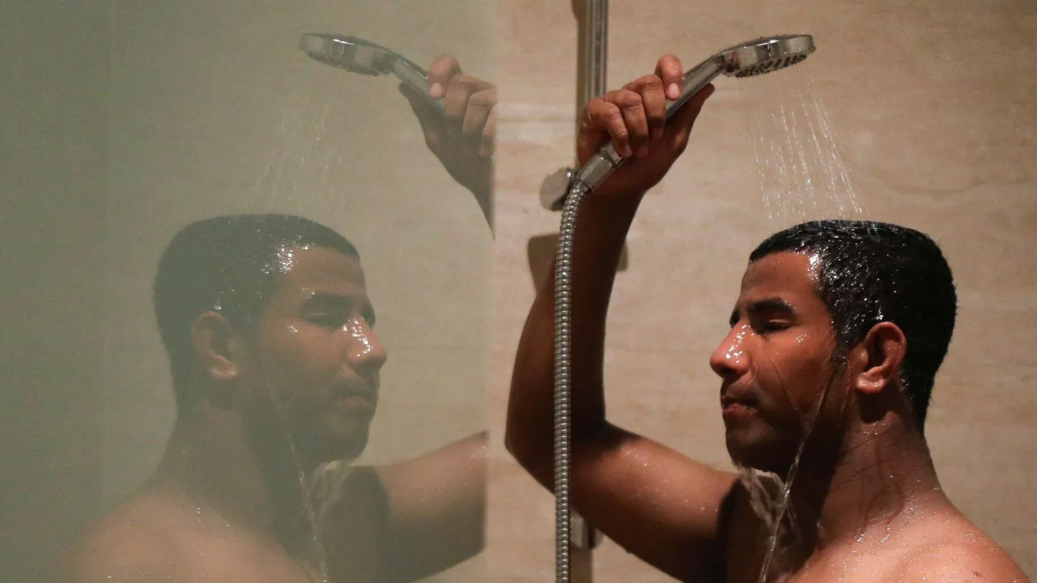 أفضل طريقة للحصول على نوم هانئ عند حلول الليل هي الاستحمام بالماء الساخن (رويترز)