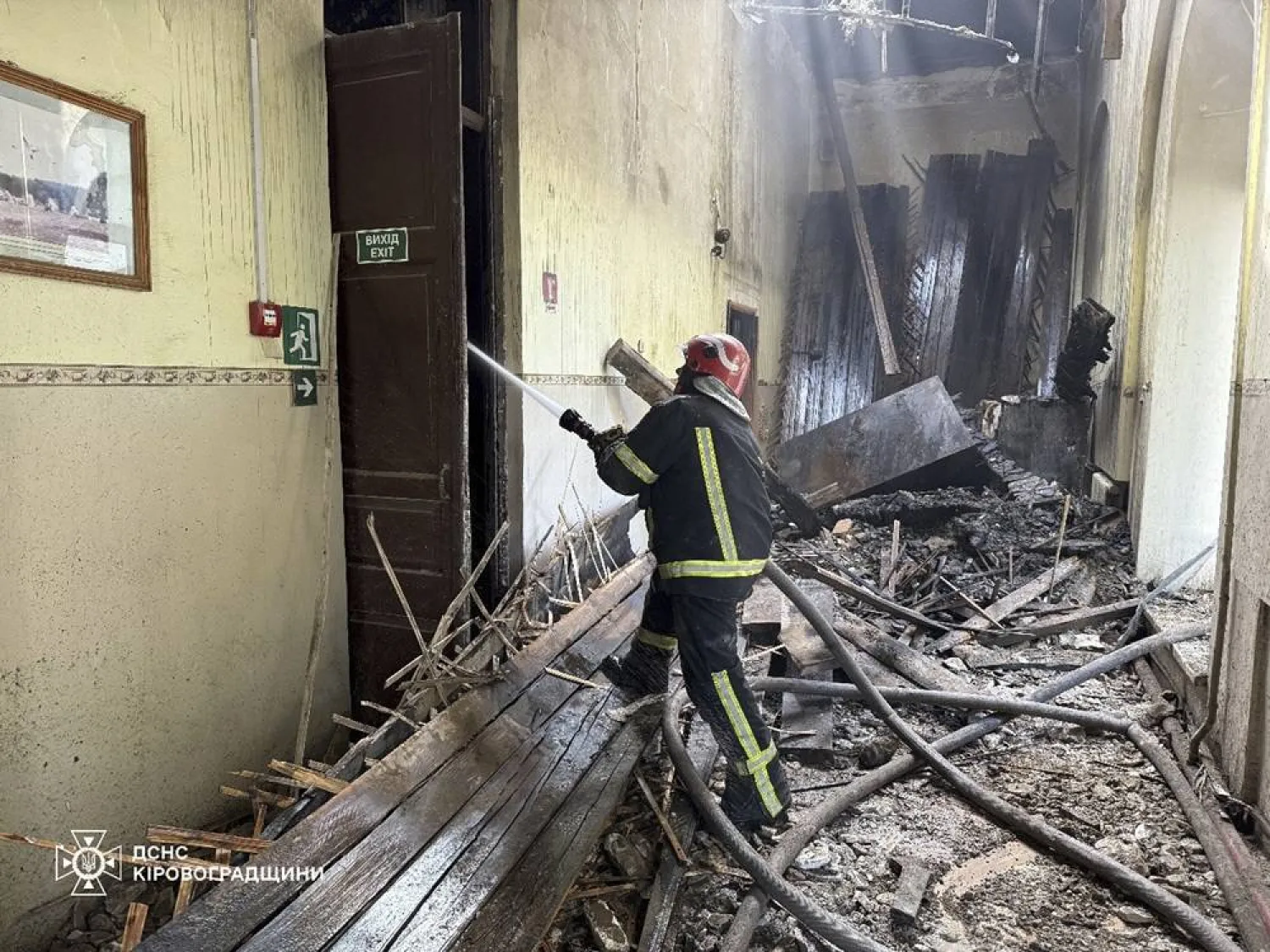  In this photo provided by the Ukrainian Emergency Service, firefighters put out the fire in a fire department school following a Russian air attack in Kropyvnytskyi, Ukraine, Monday, July 28, 2025. (Ukrainian Emergency Service via AP) 
