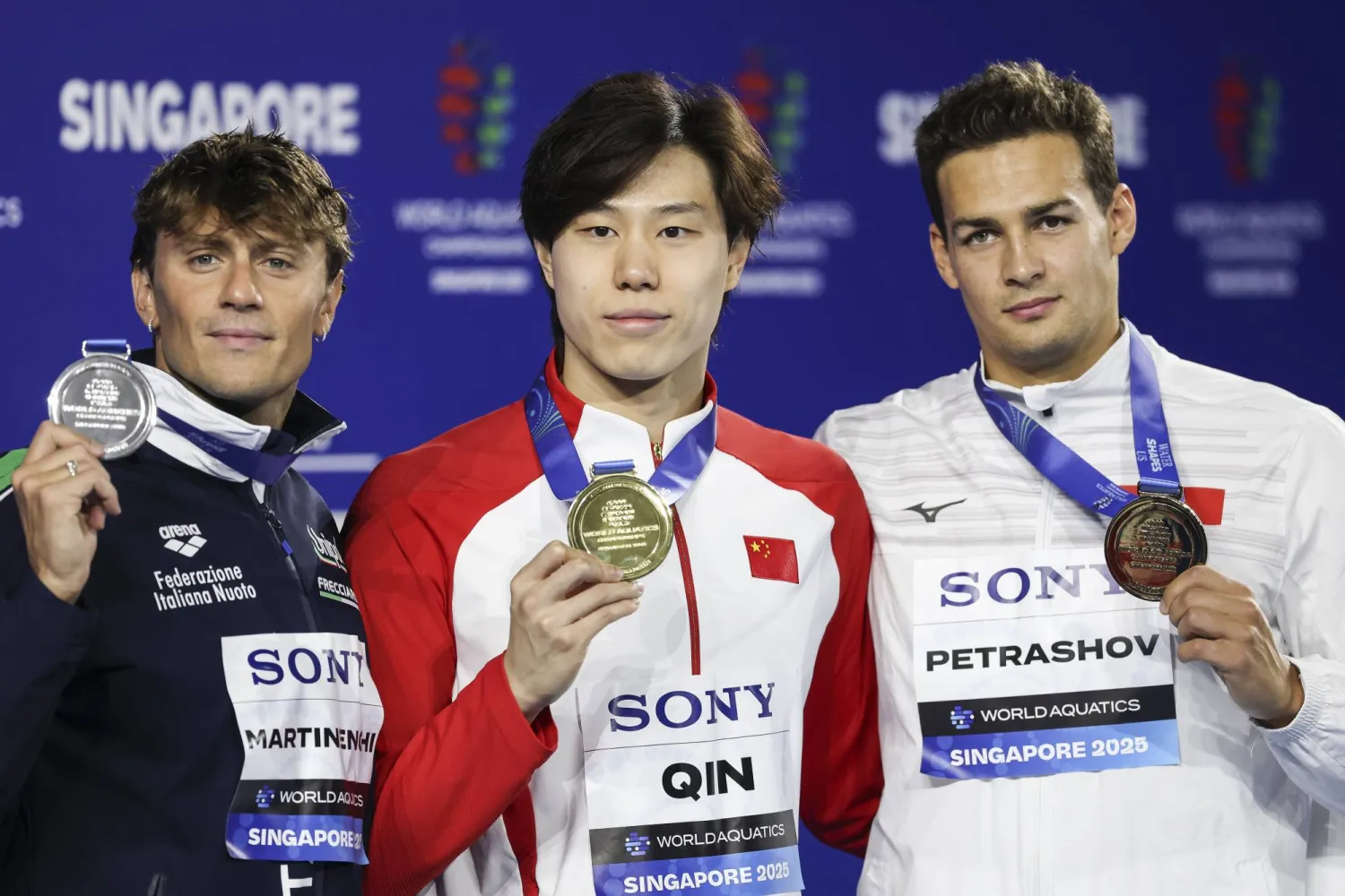 دينيس بيتراشوف (يمين) في منصة تتويج بطولة العالم للسباحة (إ.ب.أ)